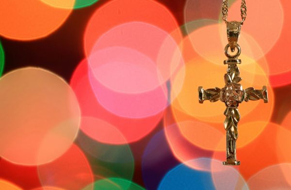 Chaine et croix en or : un symbole de foi et d'élégance