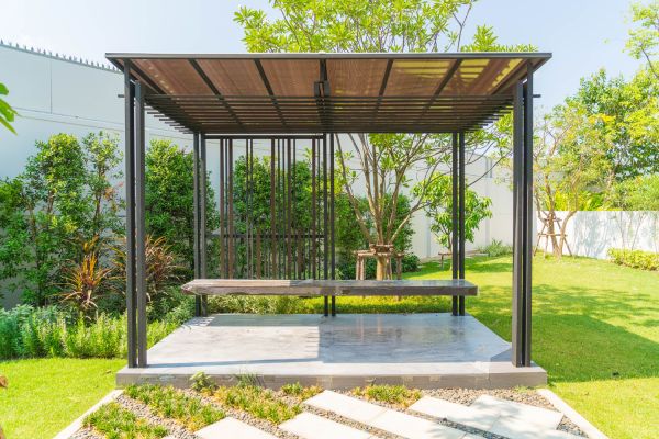 Installer un abri de jardin pour terrasse: guide et astuces