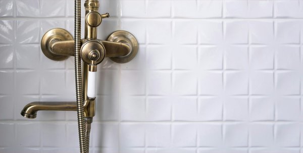 Tout savoir sur la tomette salle de bain : avantages et inconvénients