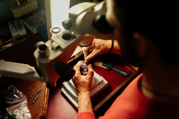 La loupe de bijoutier : un outil incontournable pour les professionnels